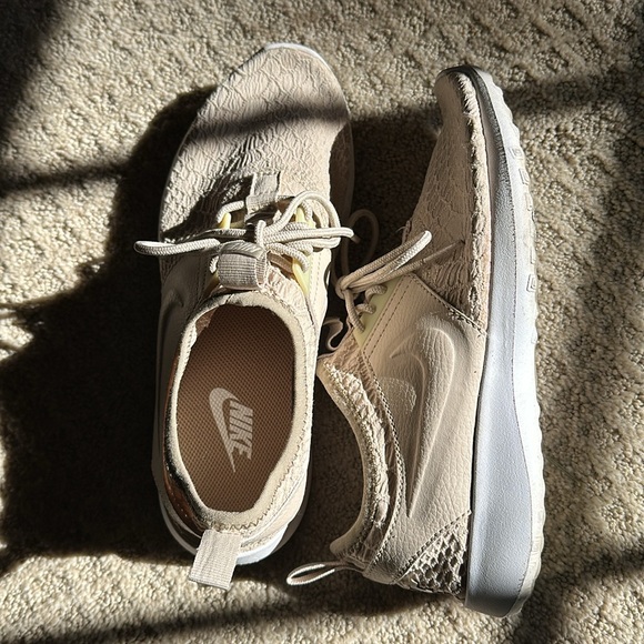 Nike Juvenate

minimalist sneaker - Picture 2 of 2